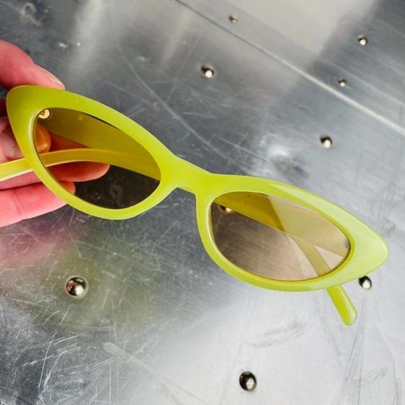 COPY - COPY - Funky cat eye sunglasses green frame - Picture 4 of 4